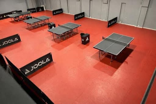 Site Ping Connect à Mortsel avec tables de ping-pong professionnelles pour team buildings corporate