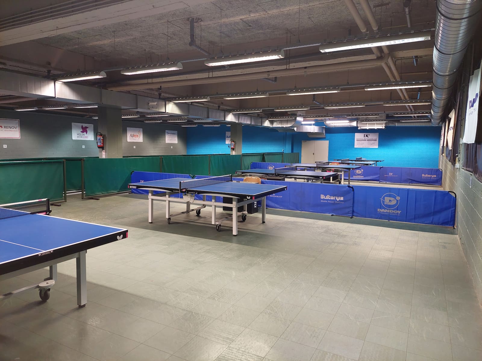 Salle professionnelle de tennis de table Ping Connect à Bruxelles Molenbeek pour team buildings et événements d’entreprise